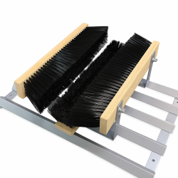 Boot scrubber for footwear with a platform